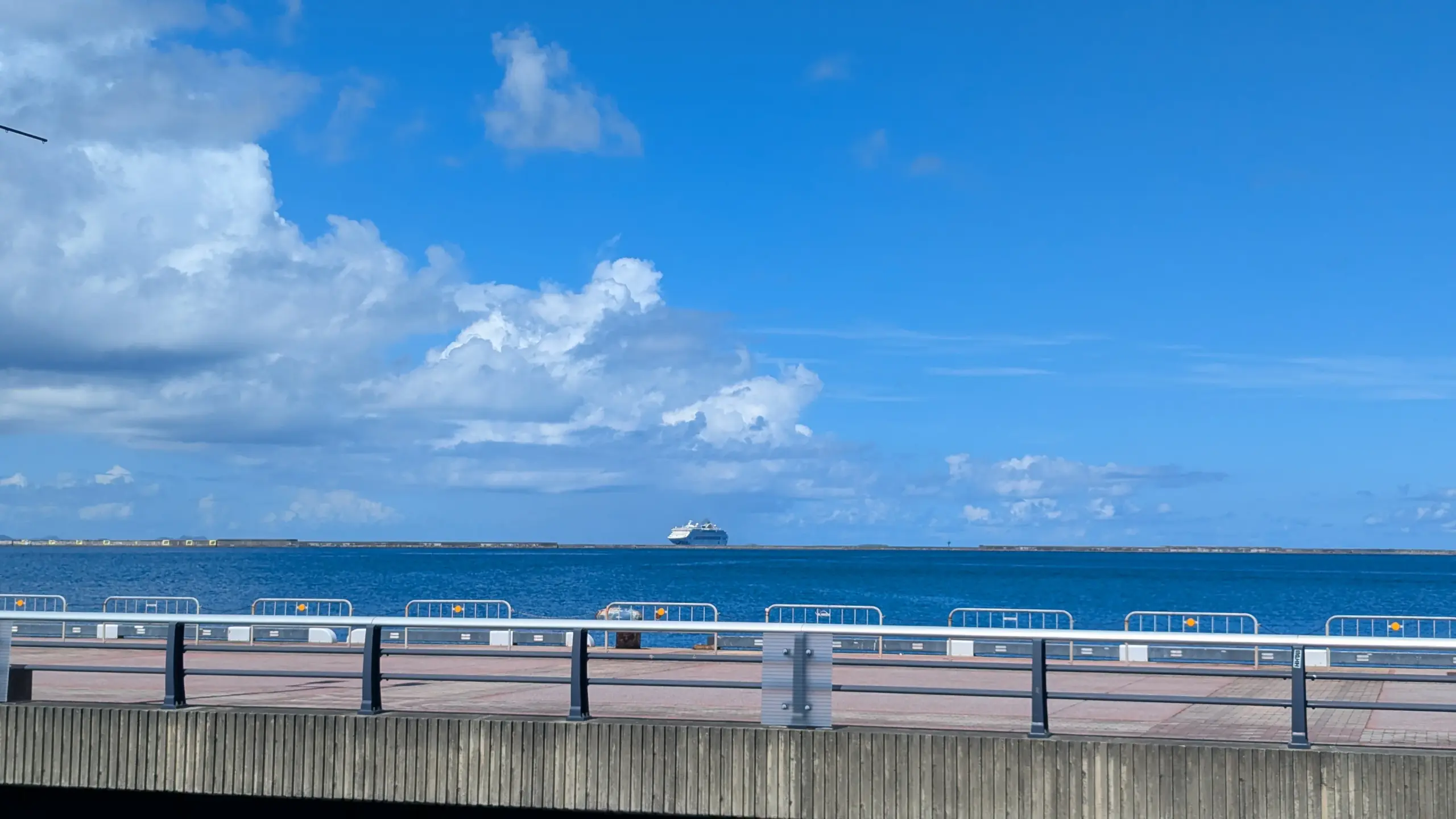 那覇クルーズターミナルへ近づいてくるスターボイジャーの写真