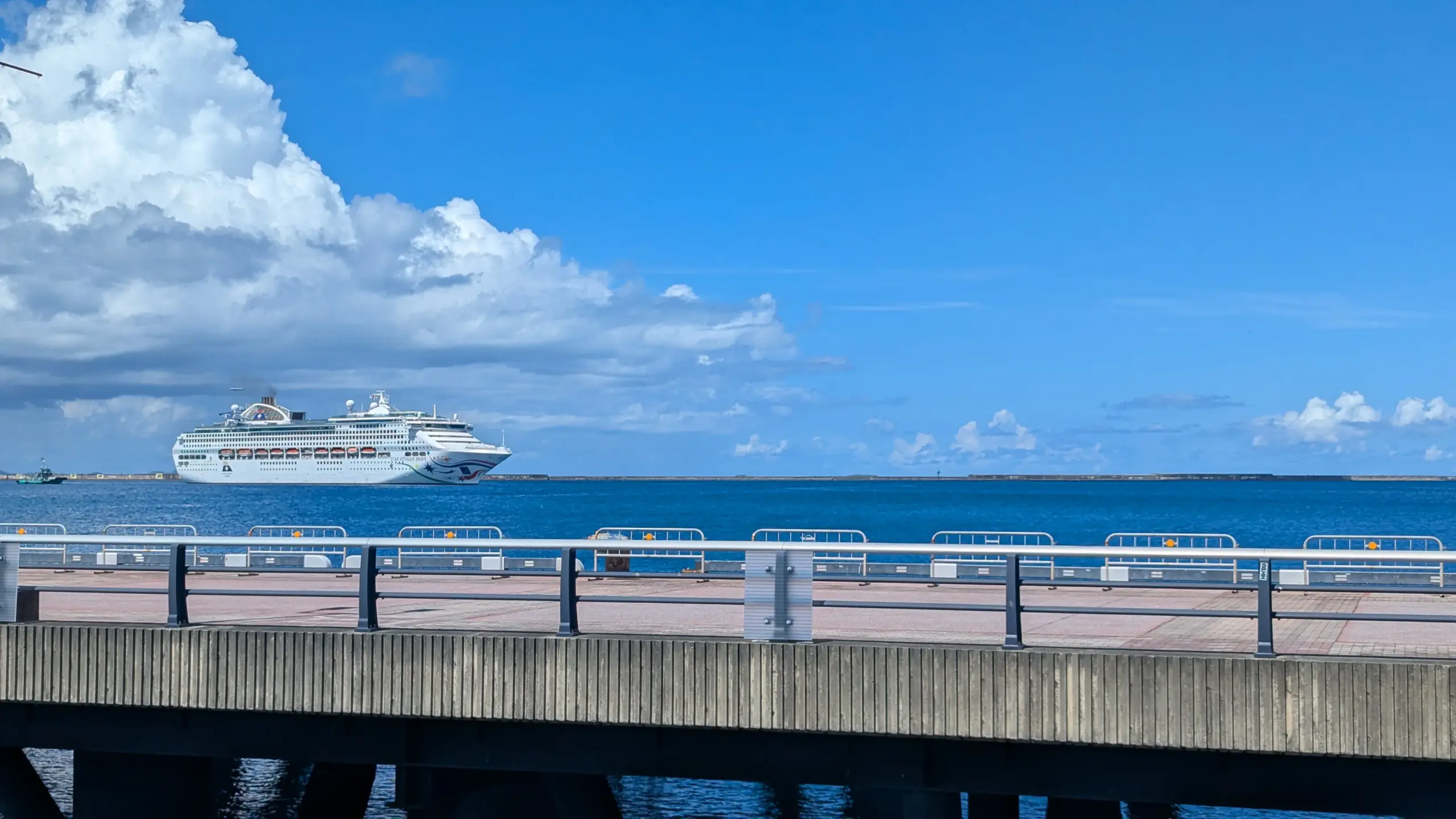 那覇クルーズターミナルへ近づいてくるスターボイジャーの写真2