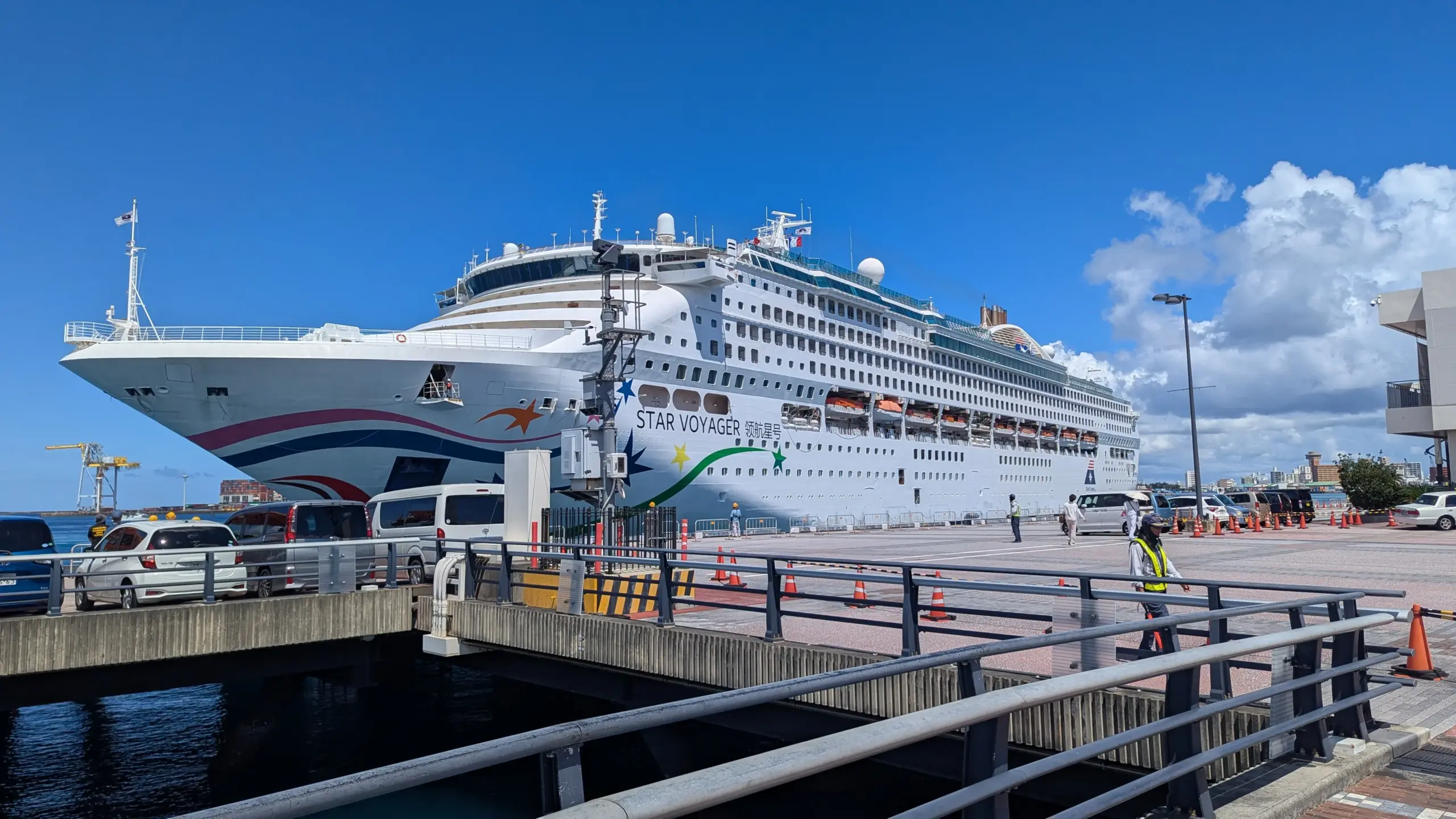 那覇クルーズターミナルから2025年9月16日撮影のスターボイジャーの写真