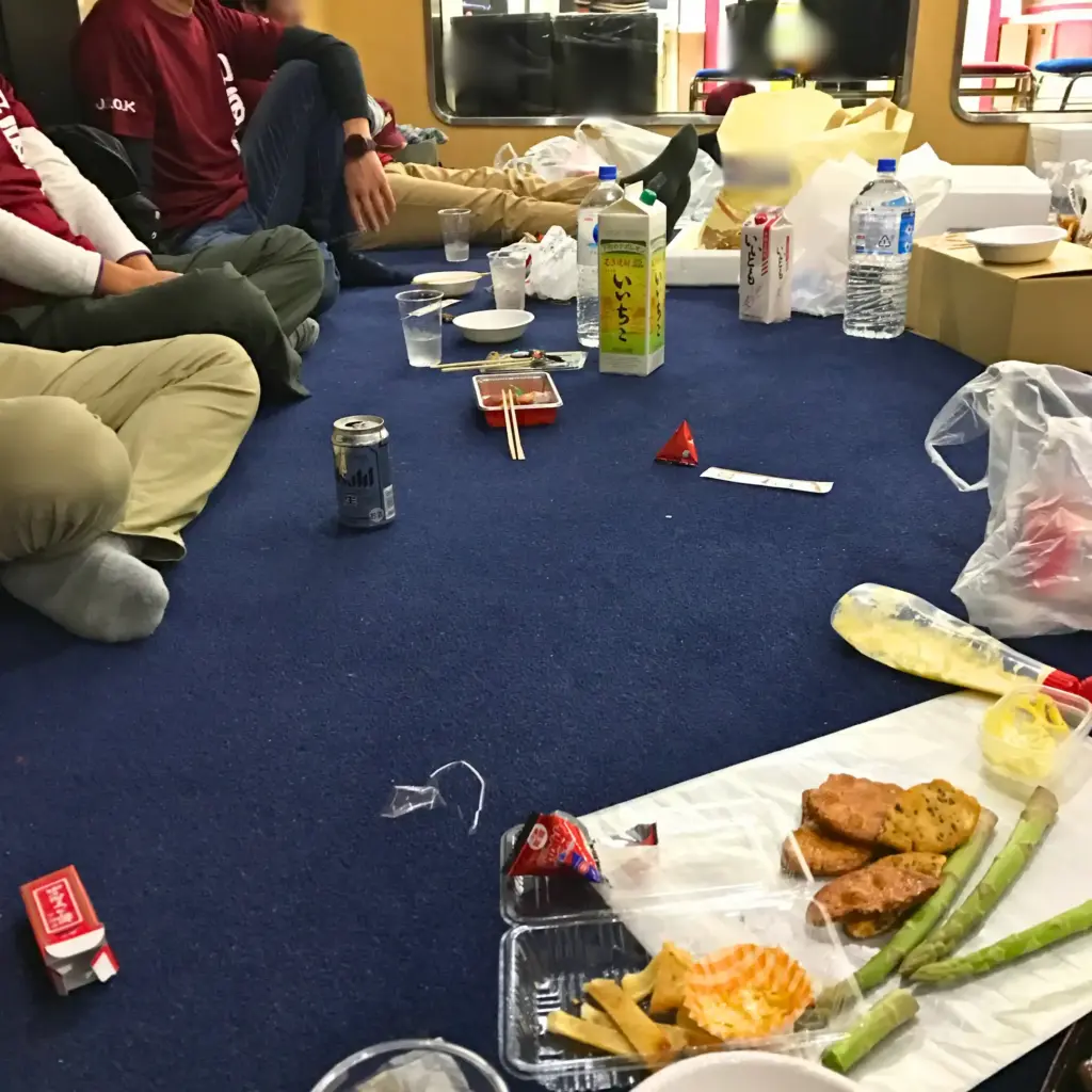 kimさん撮影のジャンボフェリー内での食事風景写真