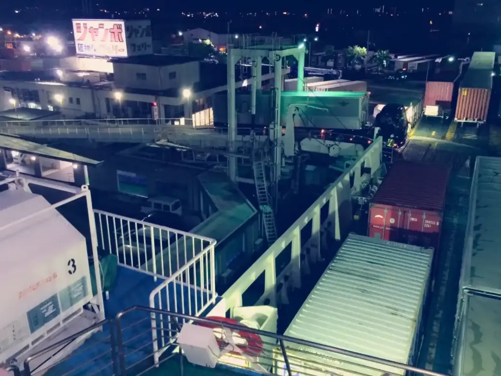 ジャンボフェリー深夜便の出発時の甲板から写真